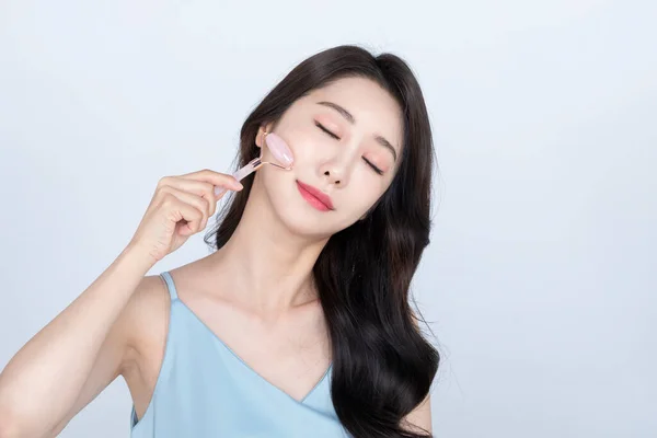 Aziatische Vrouw Met Behulp Van Facial Roller Naar Massage Gezicht — Stockfoto