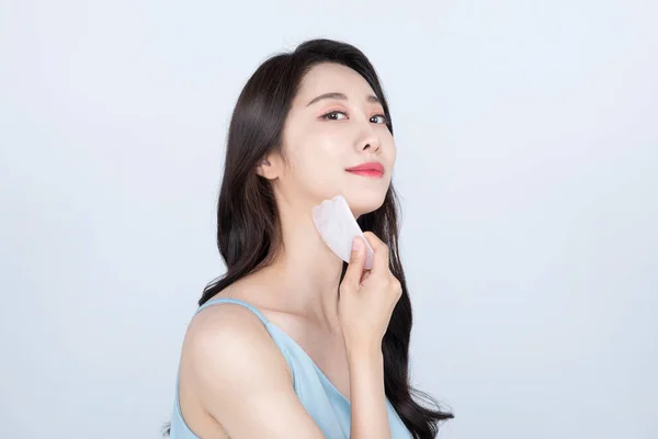 Femme Asiatique Utilisant Rouleau Facial Pour Masser Visage Concept Beauté — Photo