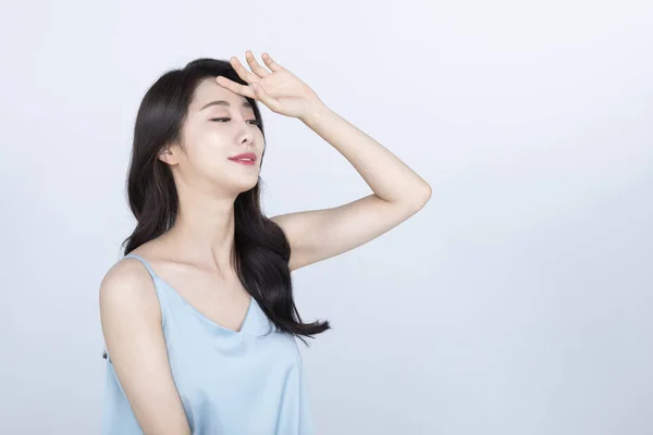 Kendini Güneşten Koruyan Güzel Koreli Genç Bayan Model Yaz Tenli — Stok fotoğraf