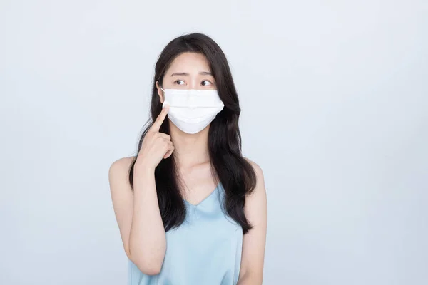 夏のマスクによる肌トラブルアジアモデル — ストック写真