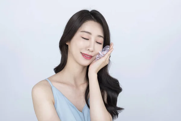 Schöne Asiatische Modell Beruhigen Hautprobleme Mit Eis Sommer Beauty Konzept — Stockfoto