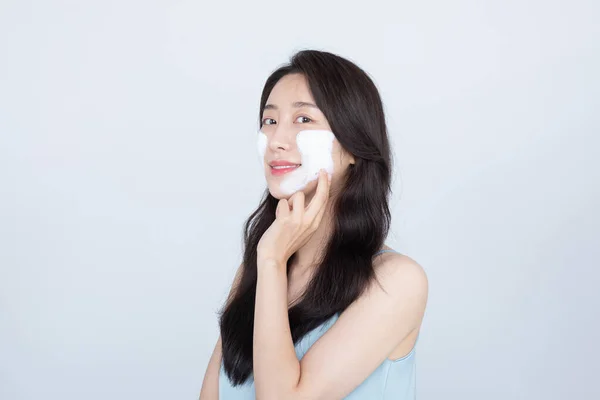 夏天护肤 漂亮的亚洲女人 面部皮肤包扎 — 图库照片