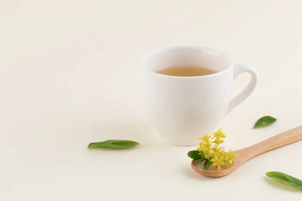 Tee Und Blumen Blätter — Stockfoto