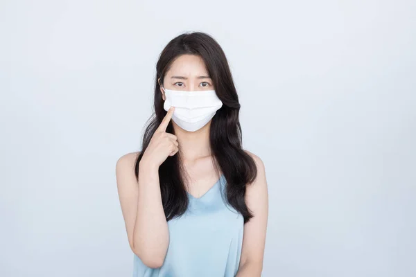여름에 마스크때문에 피부에 문제가 아시아 — 스톡 사진