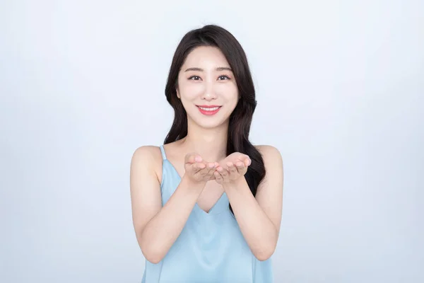 Vacker Koreansk Asiatisk Ung Kvinna Modell Tom Öppen Hand — Stockfoto
