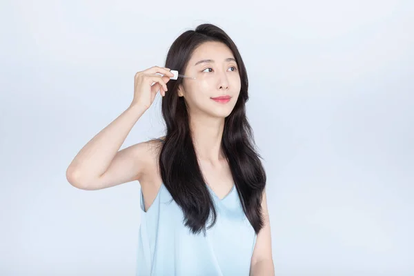 Été Soins Peau Femme Asiatique Avec Compte Gouttes Ampoule Près — Photo