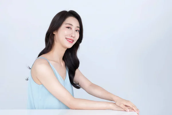 Bella Coreano Asiatico Giovane Donna Modello Posa Con Sorriso — Foto Stock