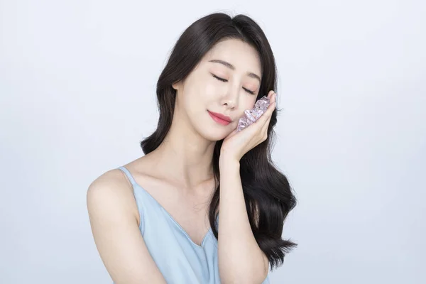 Gyönyörű Ázsiai Modell Nyugtató Bőr Baj Segítségével Jég Nyári Szépség — Stock Fotó