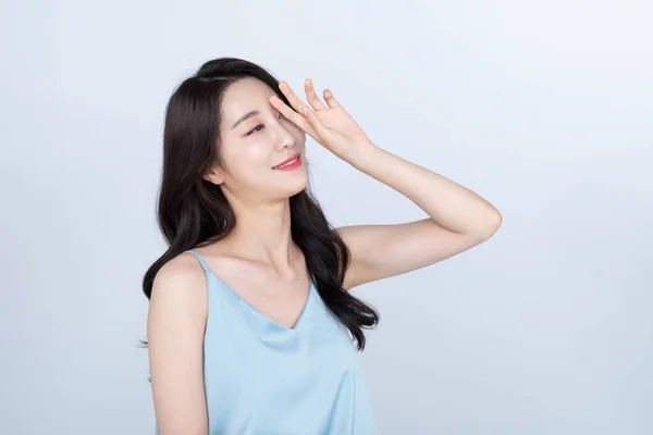 Kendini Güneşten Koruyan Güzel Koreli Genç Bayan Model Yaz Tenli — Stok fotoğraf