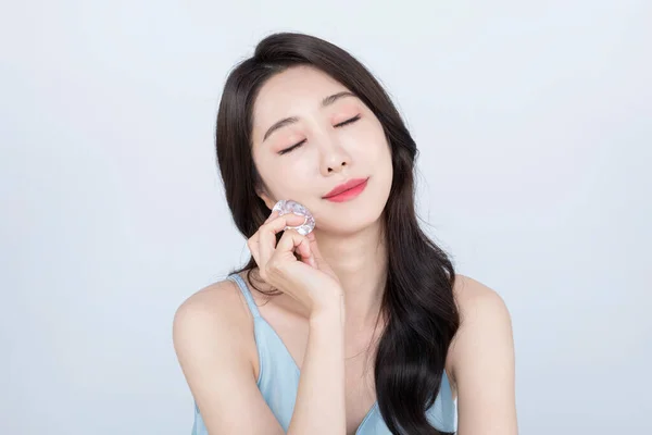 Gyönyörű Ázsiai Modell Nyugtató Bőr Baj Segítségével Jég Nyári Szépség — Stock Fotó