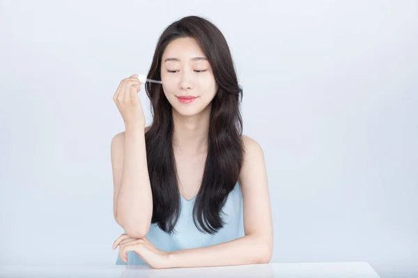 Été Soins Peau Femme Asiatique Avec Compte Gouttes Ampoule Près — Photo