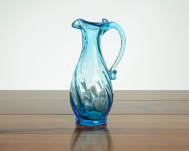 Mavi vazo yansıma ile ahşap üzerine