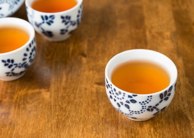 Çay çay bardaklarından