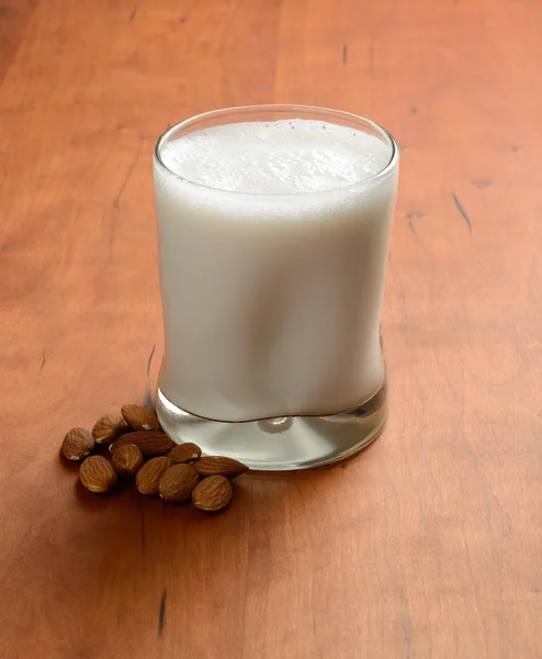 Leche de almendra en la mesa — Foto de Stock