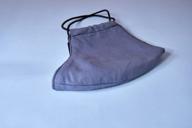 Pembe ve açık mavi arkaplanda mavi kumaş yüz maskesi