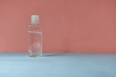 Pembe ve açık mavi arkaplanda jel alkol