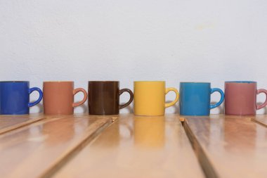 Yazmak için sıralanmış altı farklı renk bardağı