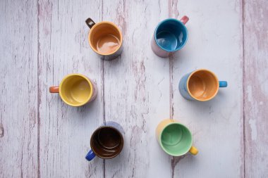 6 farklı renkte boş bardağın genel görünümü 