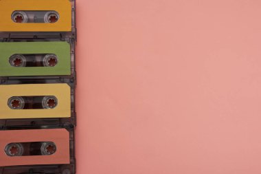 Pembe arka planda renkli müzik kaseti