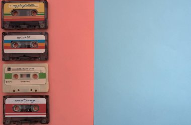 Açık mavi ve pembe arkaplanda renkli müzik kaseti