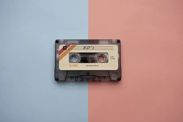 Açık mavi ve pembe arkaplanda renkli müzik kaseti