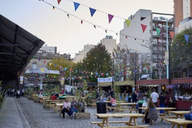 BUENOS AIRES, ARGENTINA - 29, 2017: Buenos Aires şehrindeki açık hava yiyecek mahkemeleri hakkında editörlük içeriği.