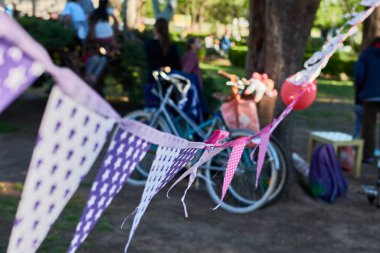 Banderines de cumpleaos colgando en un parque