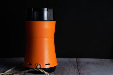 Eski elektrikli kahve öğütücüsü.