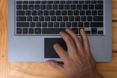 Eller bilgisayar üst görünümünde yazılıyor