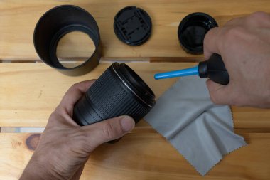 Eller bilgisayar üst görünümünde yazılıyor