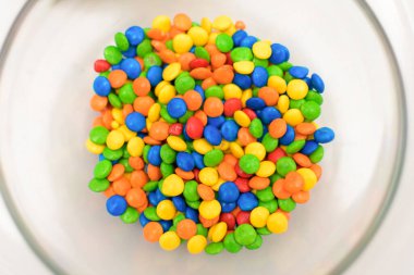 Paskalya yumurtalarını doldurmak için çikolata parçacıklarıyla dolu bir kase.