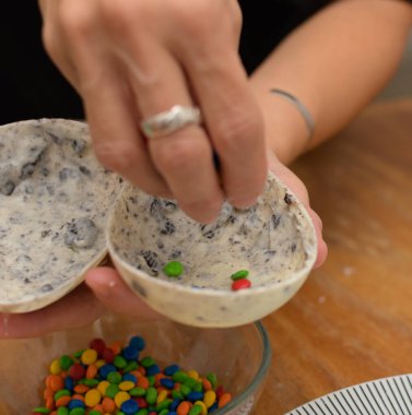 Paskalya yumurtasını çok renkli çikolata parçacıklarıyla doldur.