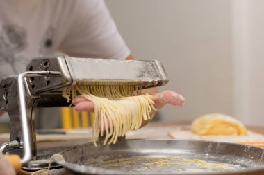 Makine hamuru keser ve ev yapımı erişte yapar.