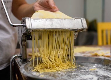 Makine hamuru keser ve ev yapımı erişte yapar.