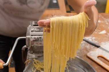 Makine hamuru keser ve ev yapımı erişte yapar.