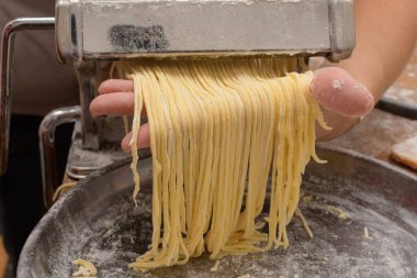 Makine hamuru keser ve ev yapımı erişte yapar.