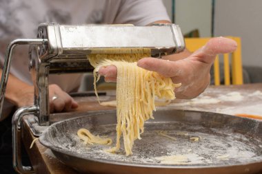 Makine hamuru keser ve ev yapımı erişte yapar.