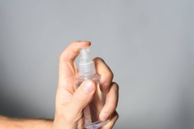 Beyaz arka planda el sıkma spreyi