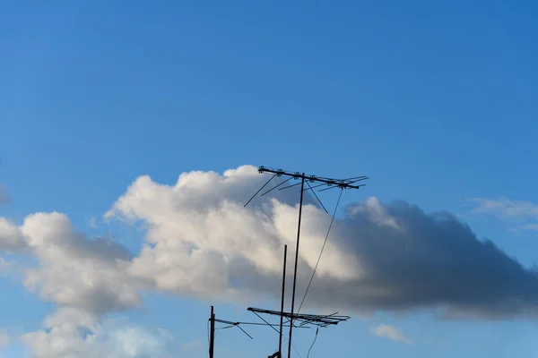 蓝天上的电视天线轮廓与一些云彩 — 图库照片