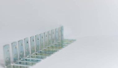 Açı metal parantezleri beyaz arkaplanda izole ediliyor.