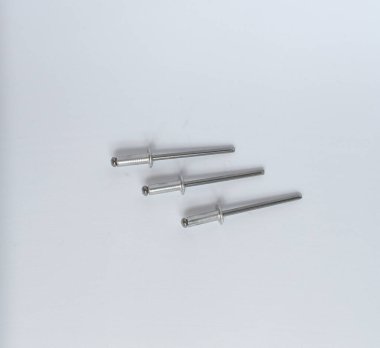 Beyaz arka planda izole edilmiş üç alüminyum perçin.