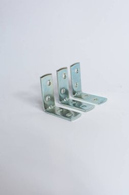 Açı metal parantezleri beyaz arkaplanda izole ediliyor.