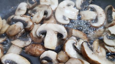 Teflon tavada kendi sularında pişen mantarlar.