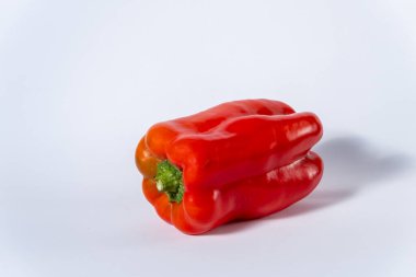 Kırmızı dolma biber beyaz arkaplanda izole edildi