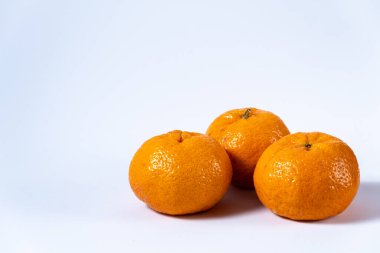 Mandalinalar beyaz arkaplanda izole edilmiş