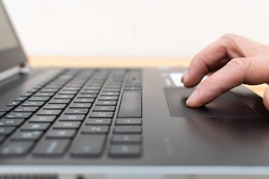 Elin defterin dokunduğu yere değsin.