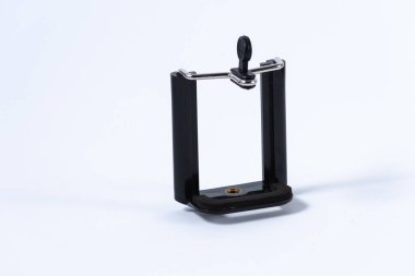 Bir akıllı telefonu tutmak ve onu bir tripoda veya diğer başlıklı aksesuarlara bağlamak için adaptör