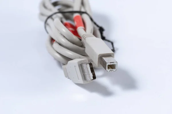带有Usb A型和Usb B型连接器的白色电缆 — 图库照片