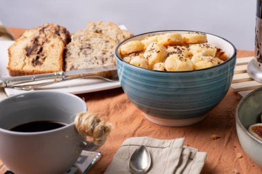 Kahve, muz ekmeği, çikolatalı ekmek ve tohumlu peynirli kraker..