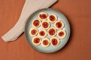 Ev yapımı ayva kurabiyeleriyle dolu bir tabağın üst görünümü.